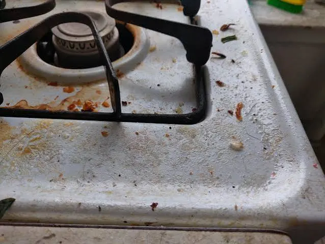 Fogão com gordura e resíduos de alimentos