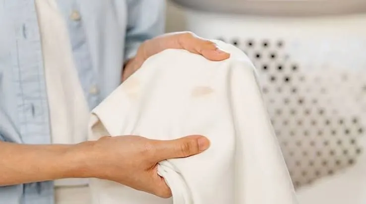 Roupa clara com manchas antes da lavagem